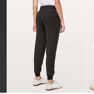 Lululemon On the Fly Jogger in Black